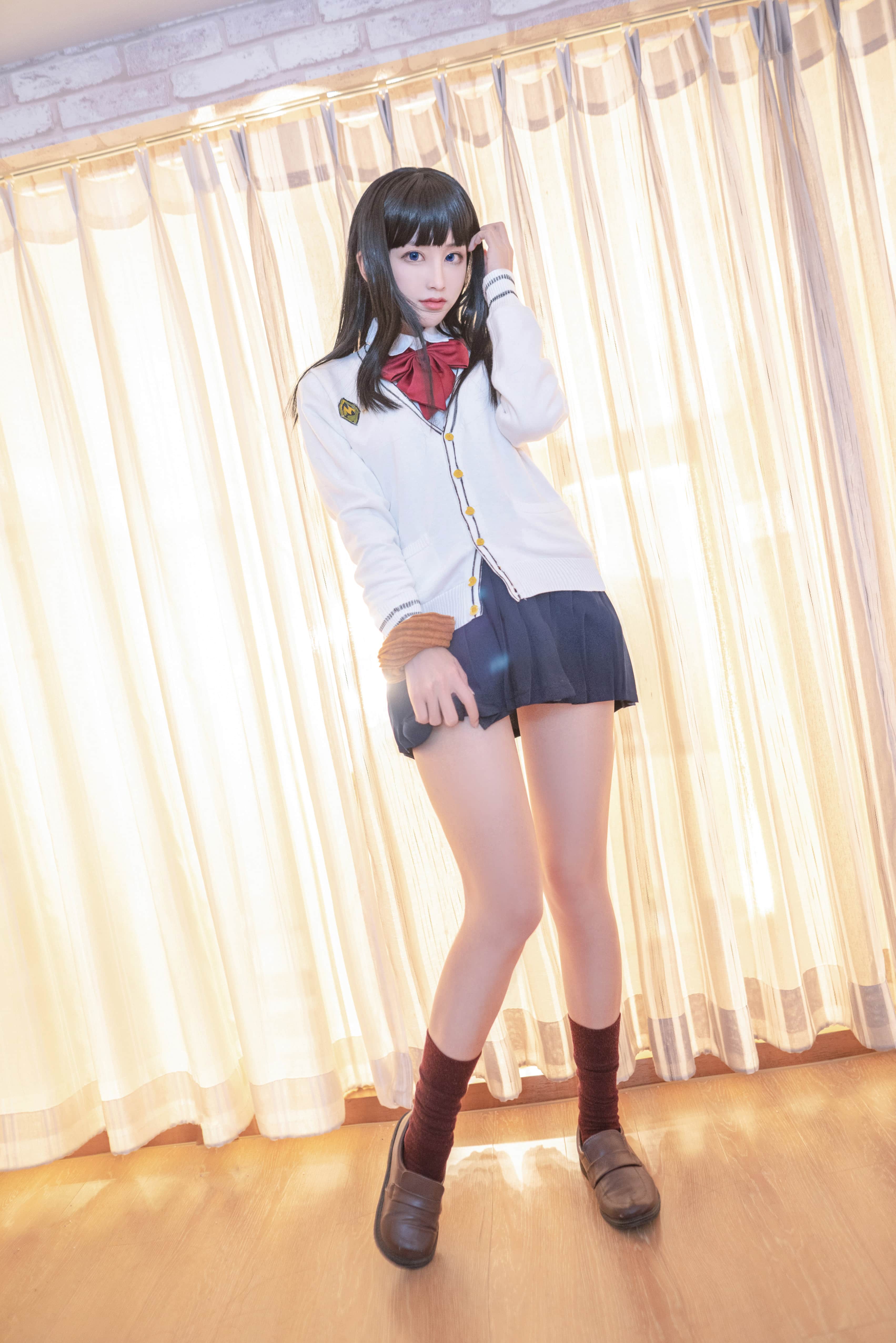 AAAyu close-up of a bare arch contrasted with sheer nylon, toes slightly separated and highlighted by warm studio light.